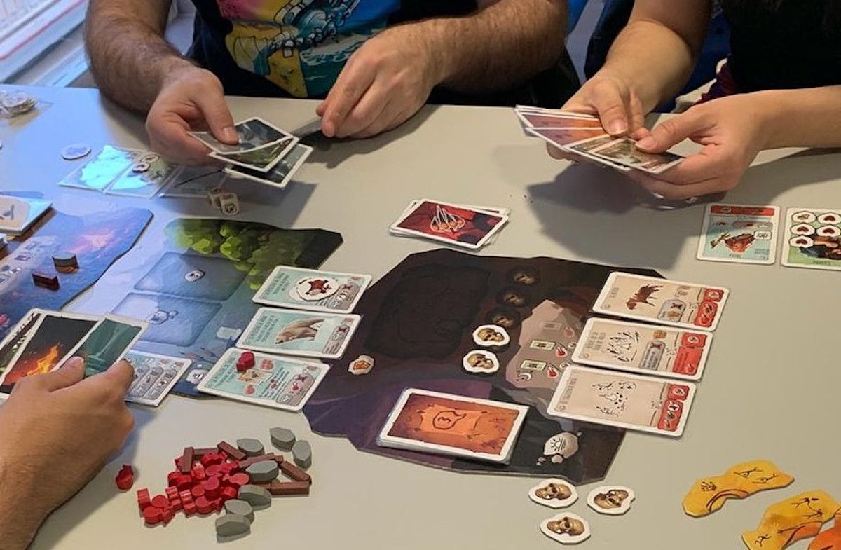 Varias personas disfrutan de un juego de mesa. CASADELAJUVENTUD Varias personas disfrutan de un juego de mesa. CASADELAJUVENTUD