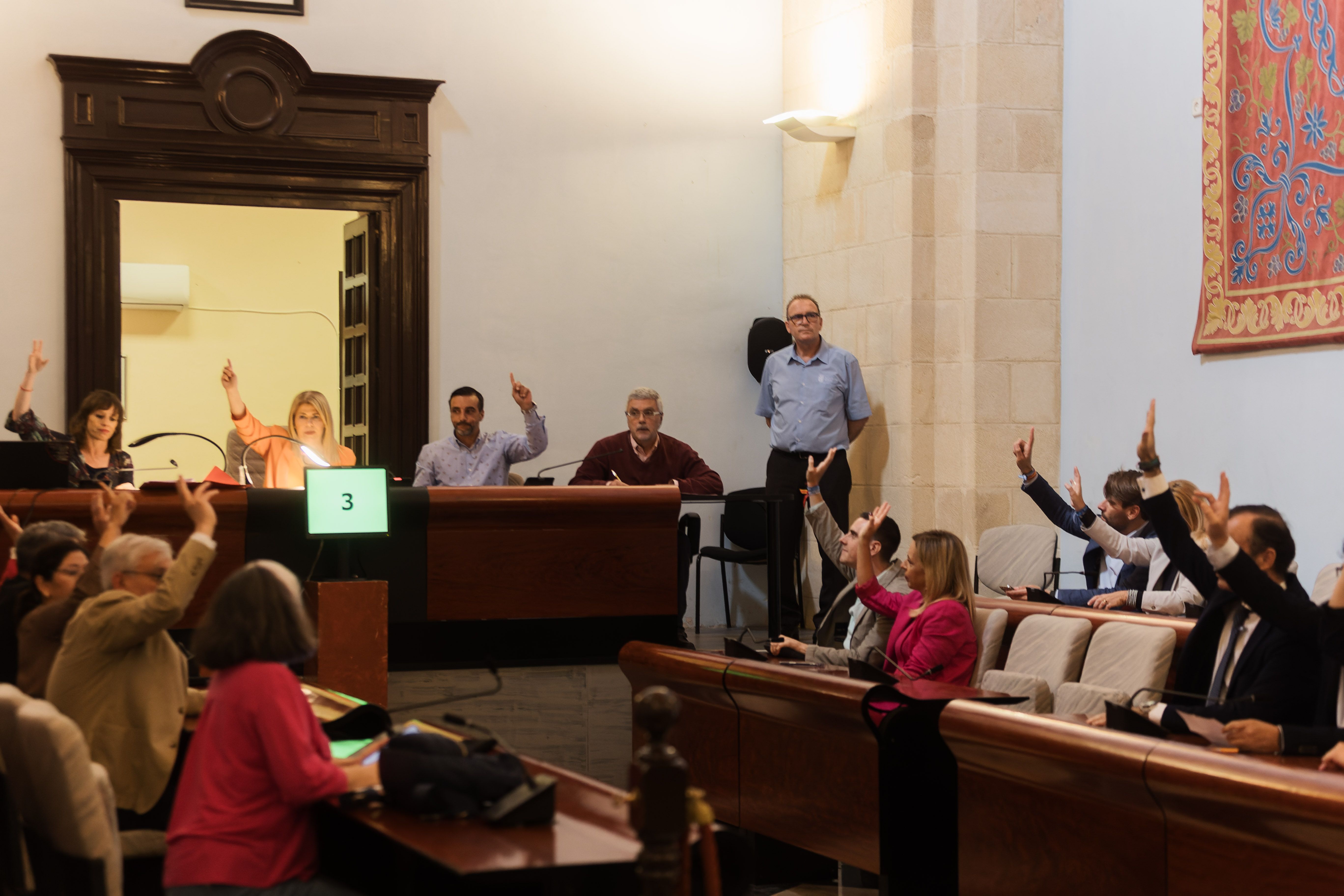 PLENO CONTENEDOR MARRON VOTACION 6