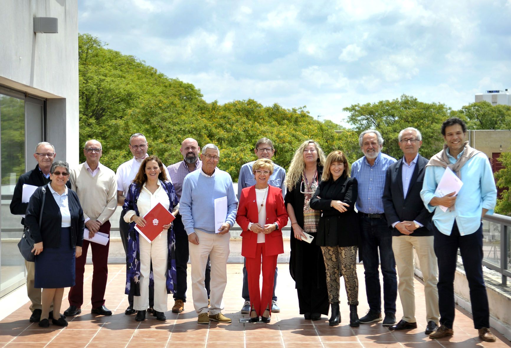 La delegada con los representantes de las entidades receptoras dr las ayudas. 
