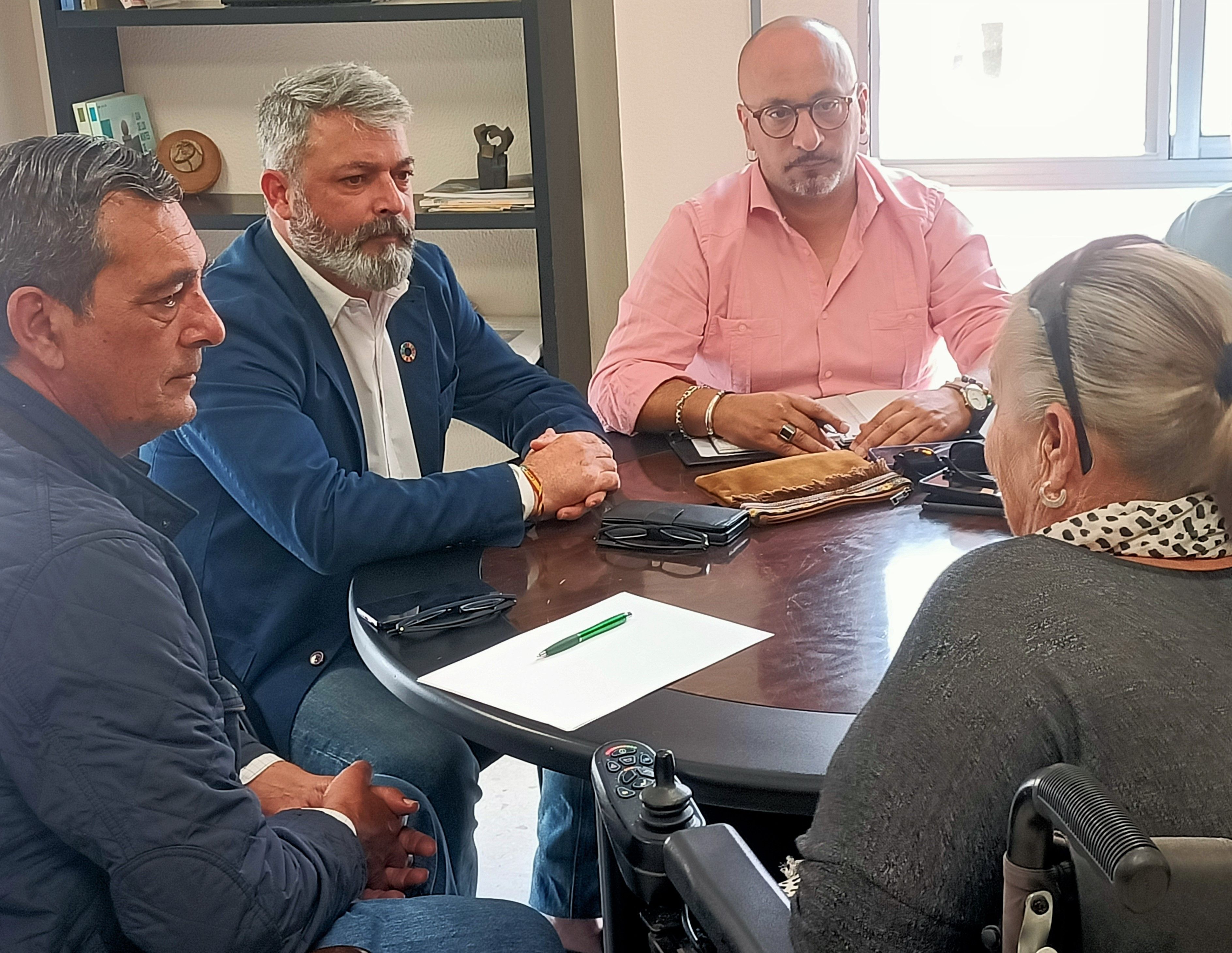 Estudian mejoras para el uso del taxi de personas con movilidad reducida. Un instante de la reunión mantenida en el Ayuntamiento. 