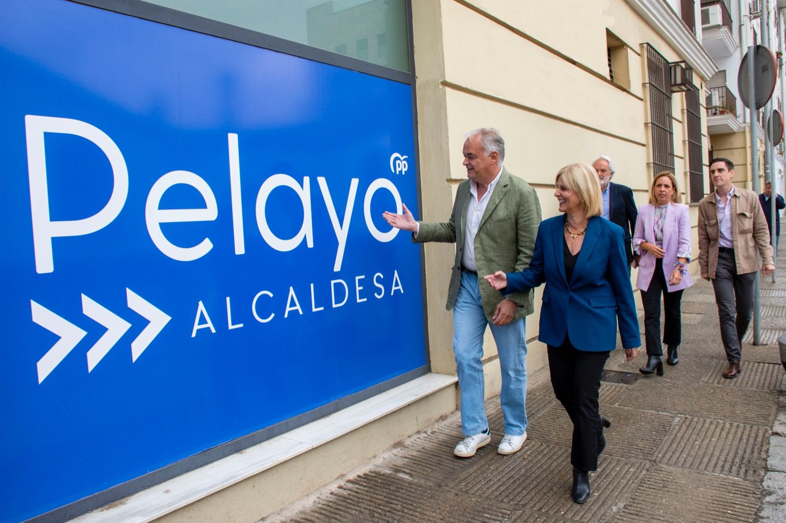 Pelayo, antes de las elecciones locales, junto a Gonzalez Pons pasando ante la sede del PP en Jerez.
