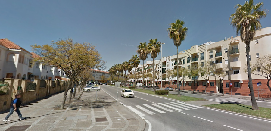 Una persona camina por la avenida Puerta del Sur, en una imagen de Google Maps.
