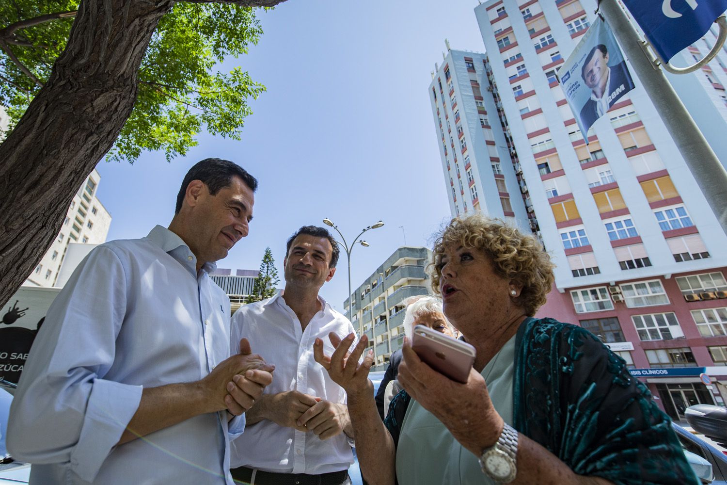 Juanma Moreno y Bruno García con una de las vecinas que le pidió mejoras en la sanidad pública. 