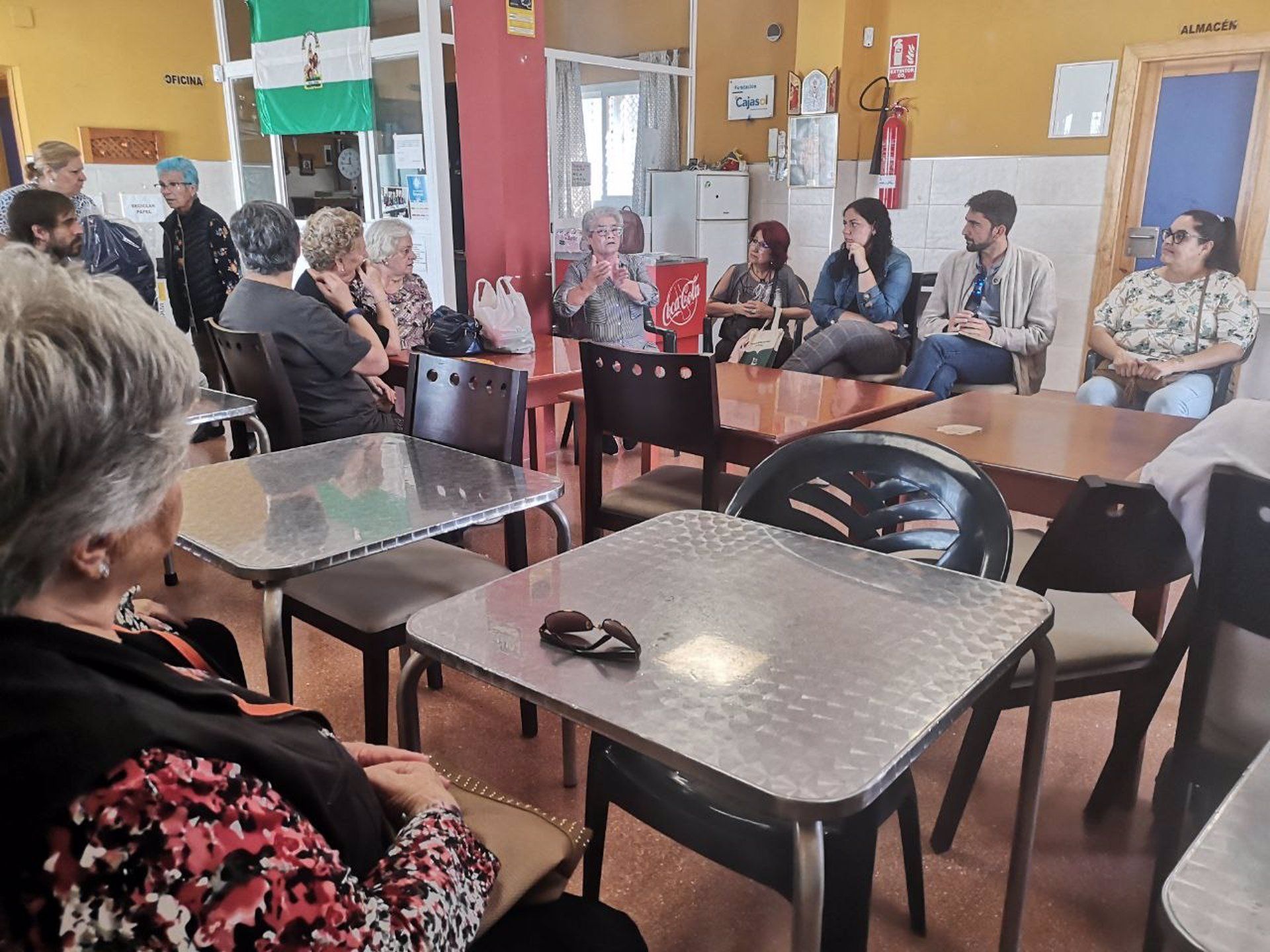 Reunión de dirigentes de Podemos-IU con miembros de una asociación de mayores del Tiro de Línea.