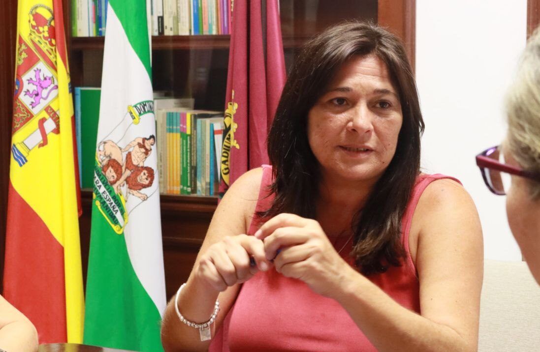Helena Fernández, concejala de Adelante Izquierda Gaditana, que celebra la retirada de la propuesta tras el consejo de Procasa.