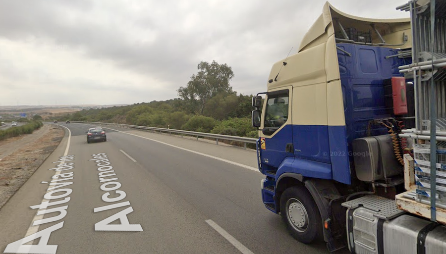 Un camionero, circulando por la A-381 cerca de Medina, en una imagen de Google Maps.