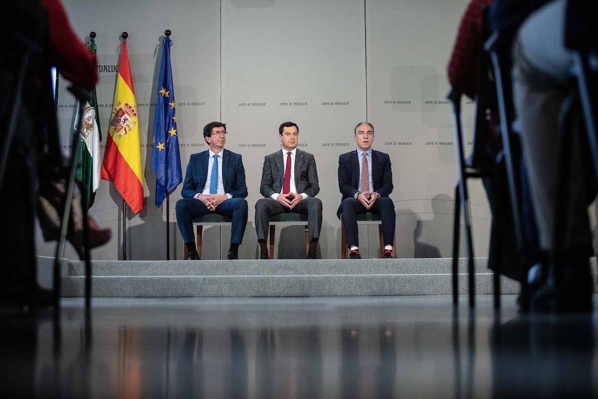 El presidente de la Junta, Juanma Moreno, con Juan Marín y Elías Bendodo. FOTO: JUNTA DE ANDALUCÍA