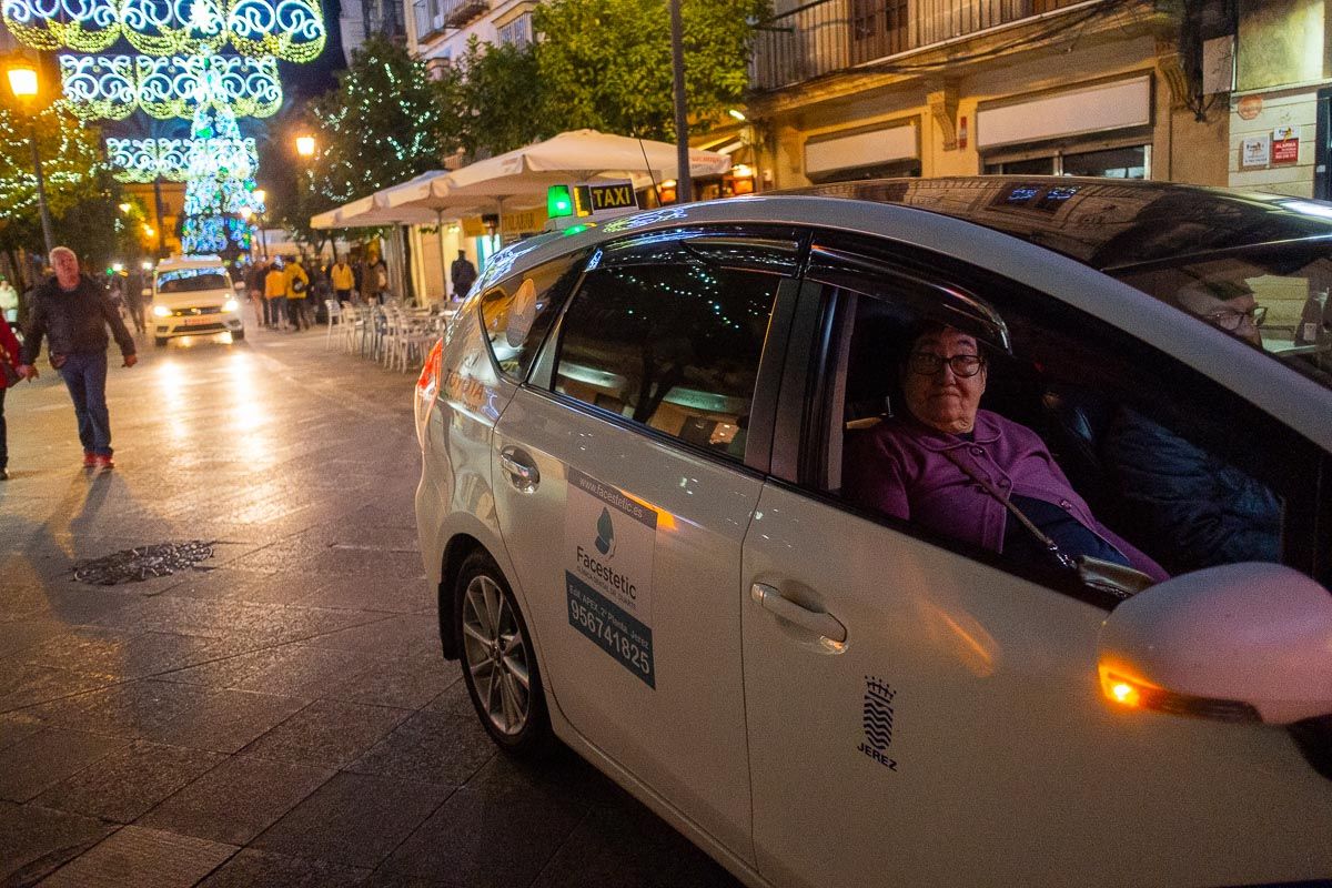 Ancianos en taxi, en Jerez durante una pasada Navidad.