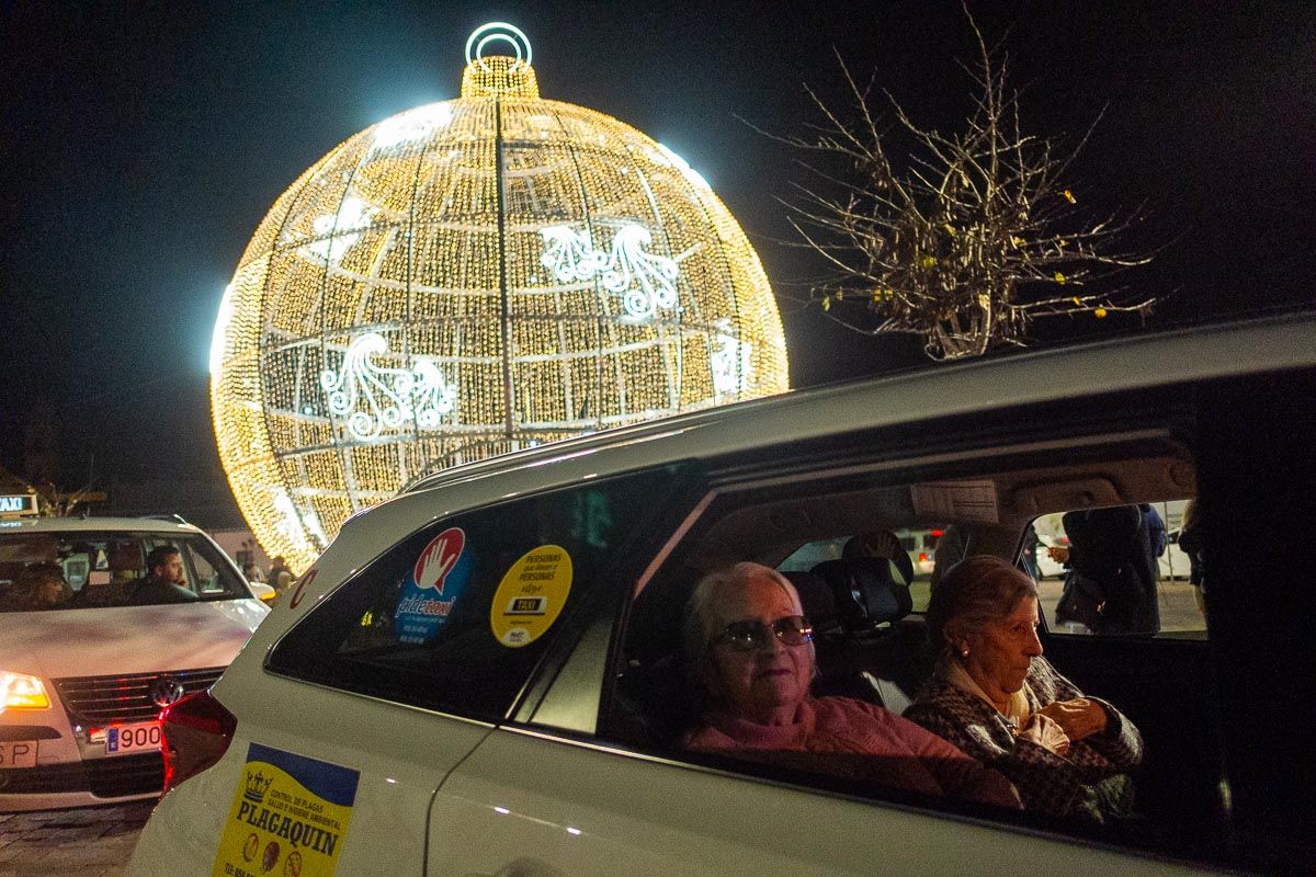 Singular estampa de una caravana de taxis por la plaza Belén. FOTO: MANU GARCÍA