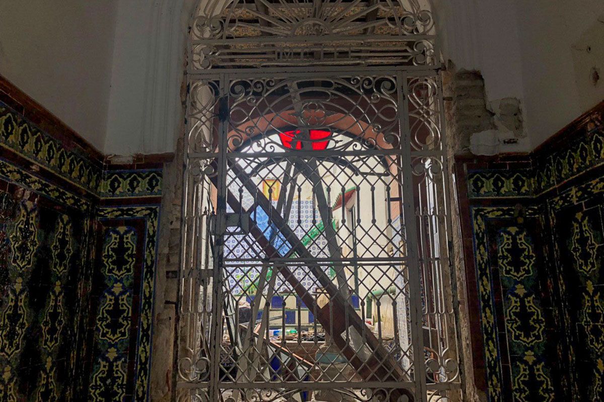 El número 4 de Juana De Dios Lacoste, con su portón histórico a medio desvalijar. FOTO: lavozdelsur.es