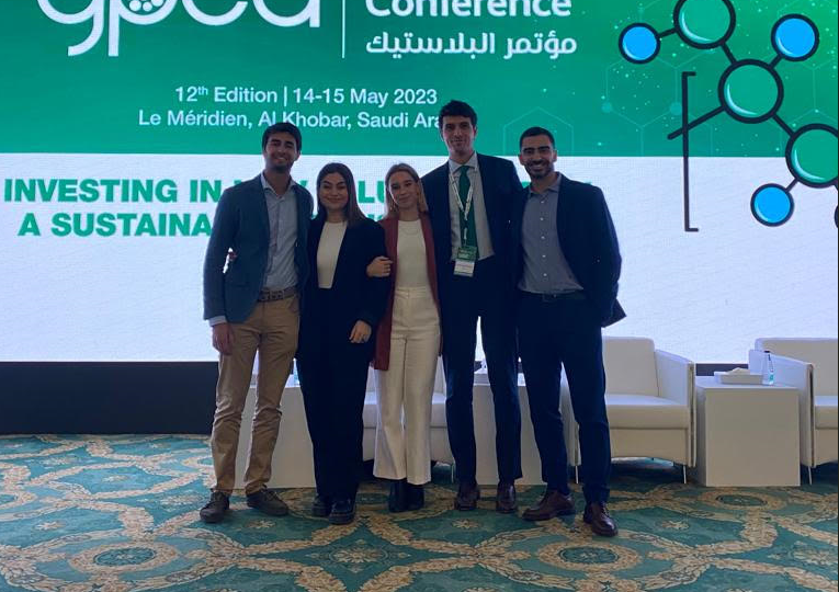 Dos ingenieros sevillanos, Carlos Casal y Javier Martínez han sido premiados en Arabia Saudí por inventar un sacaleches especial.