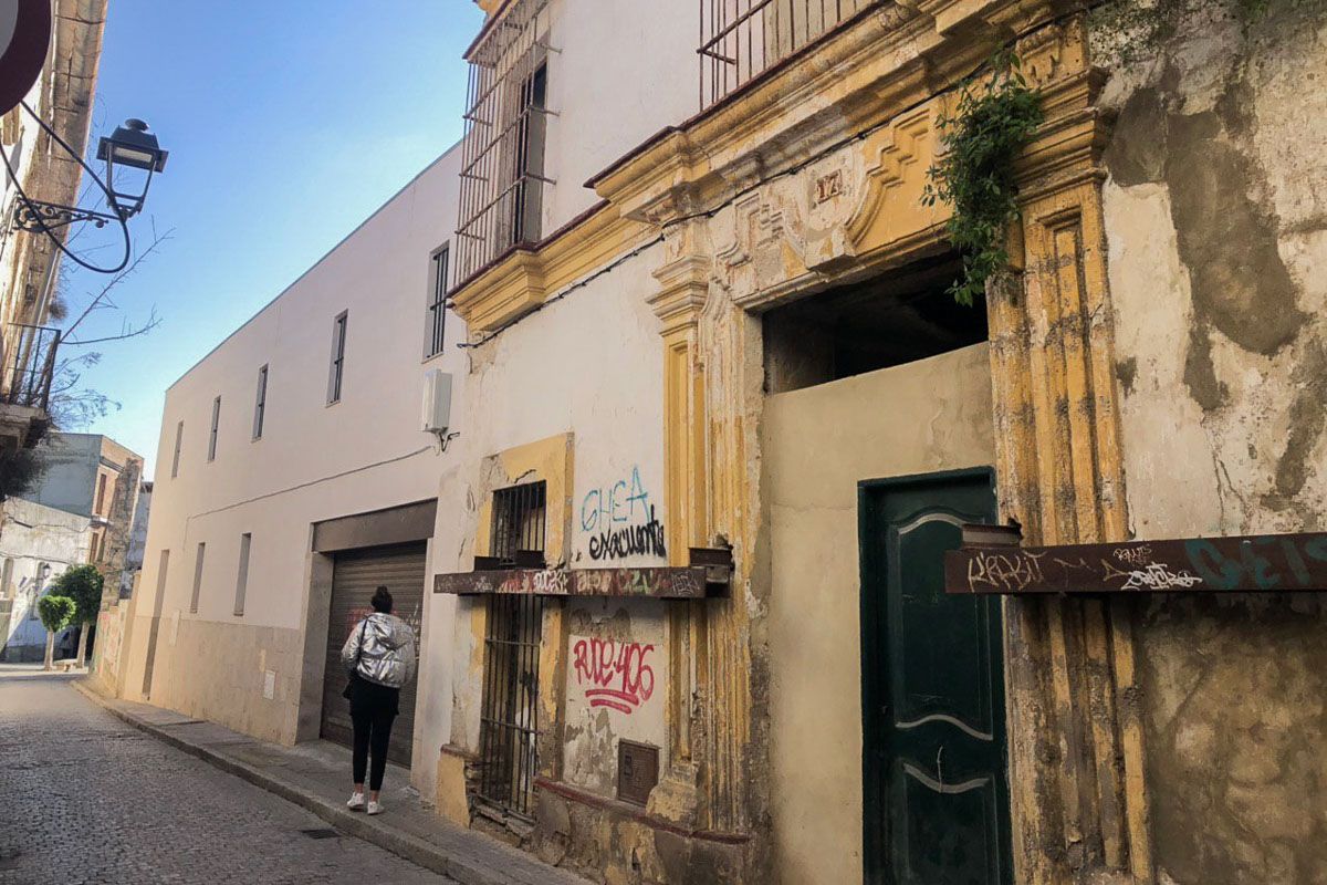 Viga a mitad de calle en Juana de Dios Lacoste, en una imagen de archivo del centro histórico de Jerez.