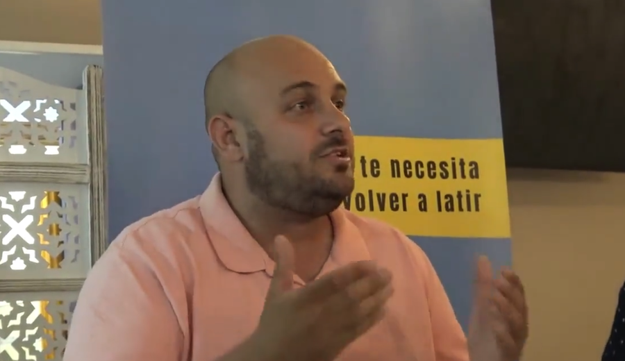 Eugenio Belgrano, candidato de Ahora Cádiz, hablando sobre las personas sin hogar.