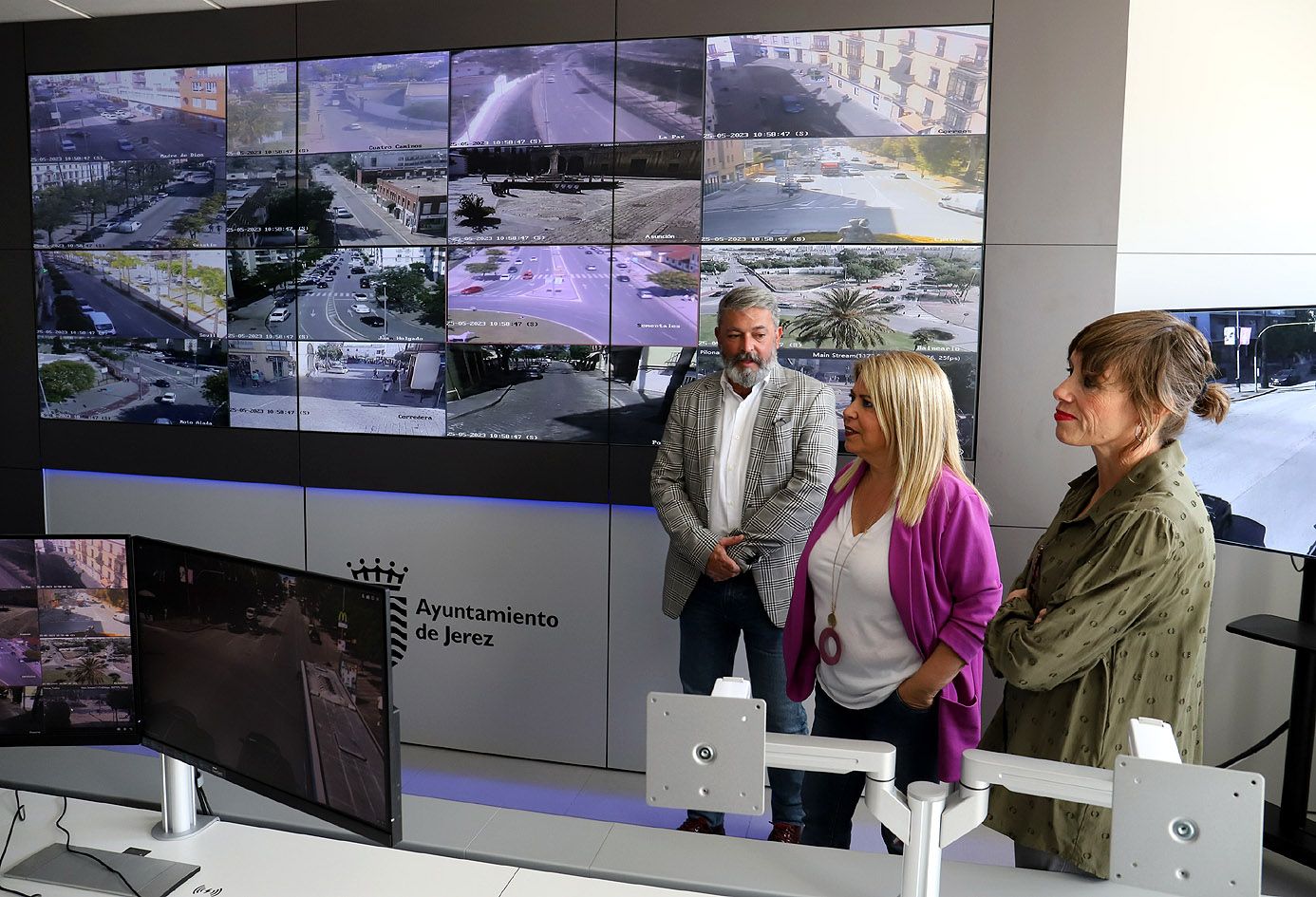 La alcaldesa y el delegado de Movilidad en la sala de pantallas del nuevo edificio. 