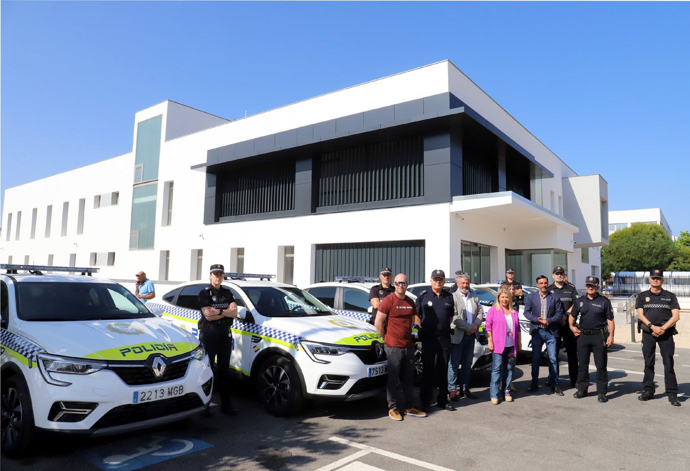 Ante la nueva Jefatura se presentaron los nuevos vehículos policiales. 