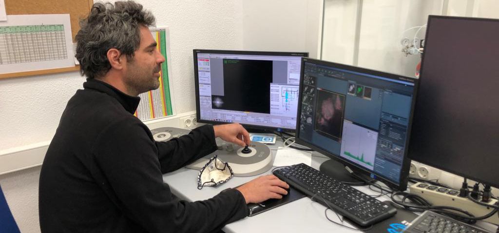 Un investigador de la UCA usando un microscopio electrónico TEM Titán Themis.
