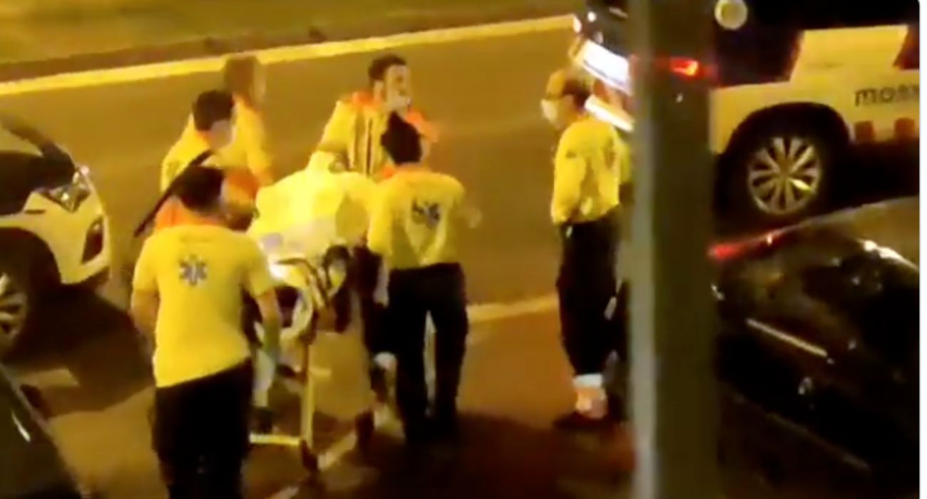 Personal sanitario, en el lugar del asesinato a balazos del propietario de un bar.