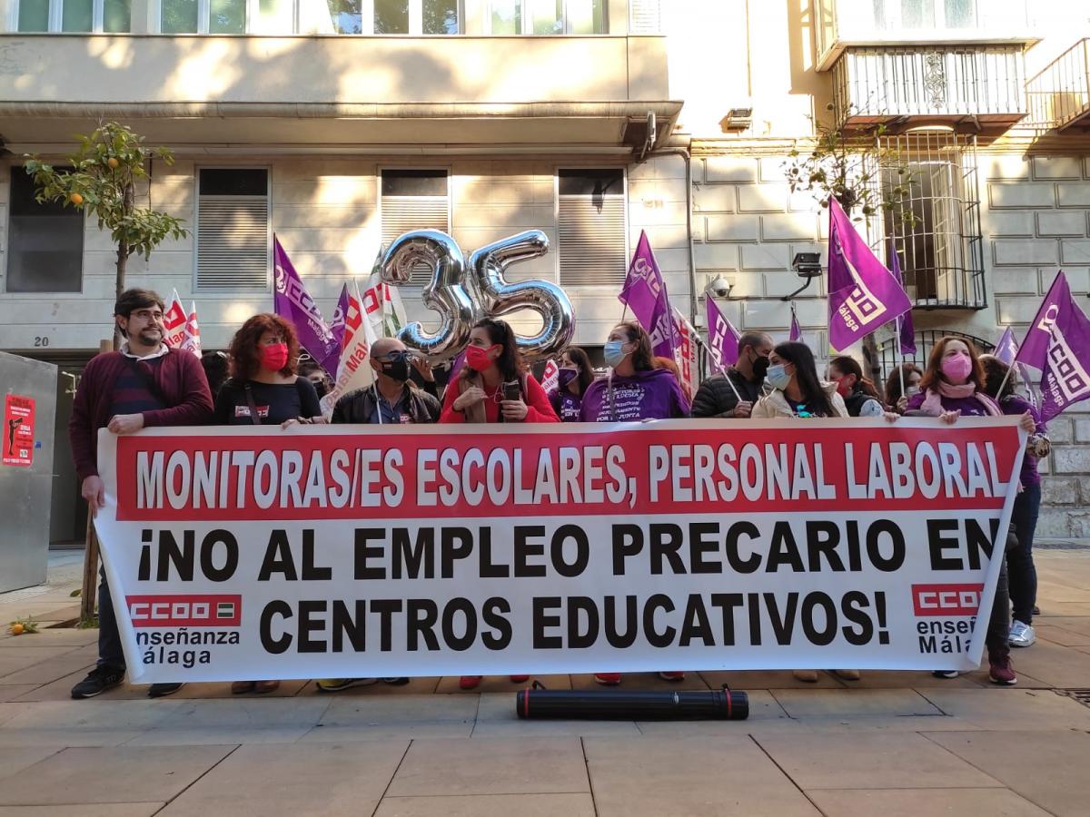 Una protesta de CCOO Málaga para exigir plantillas completas en los colegios. Una protesta de CCOO Málaga para exigir plantillas completas en los colegios.