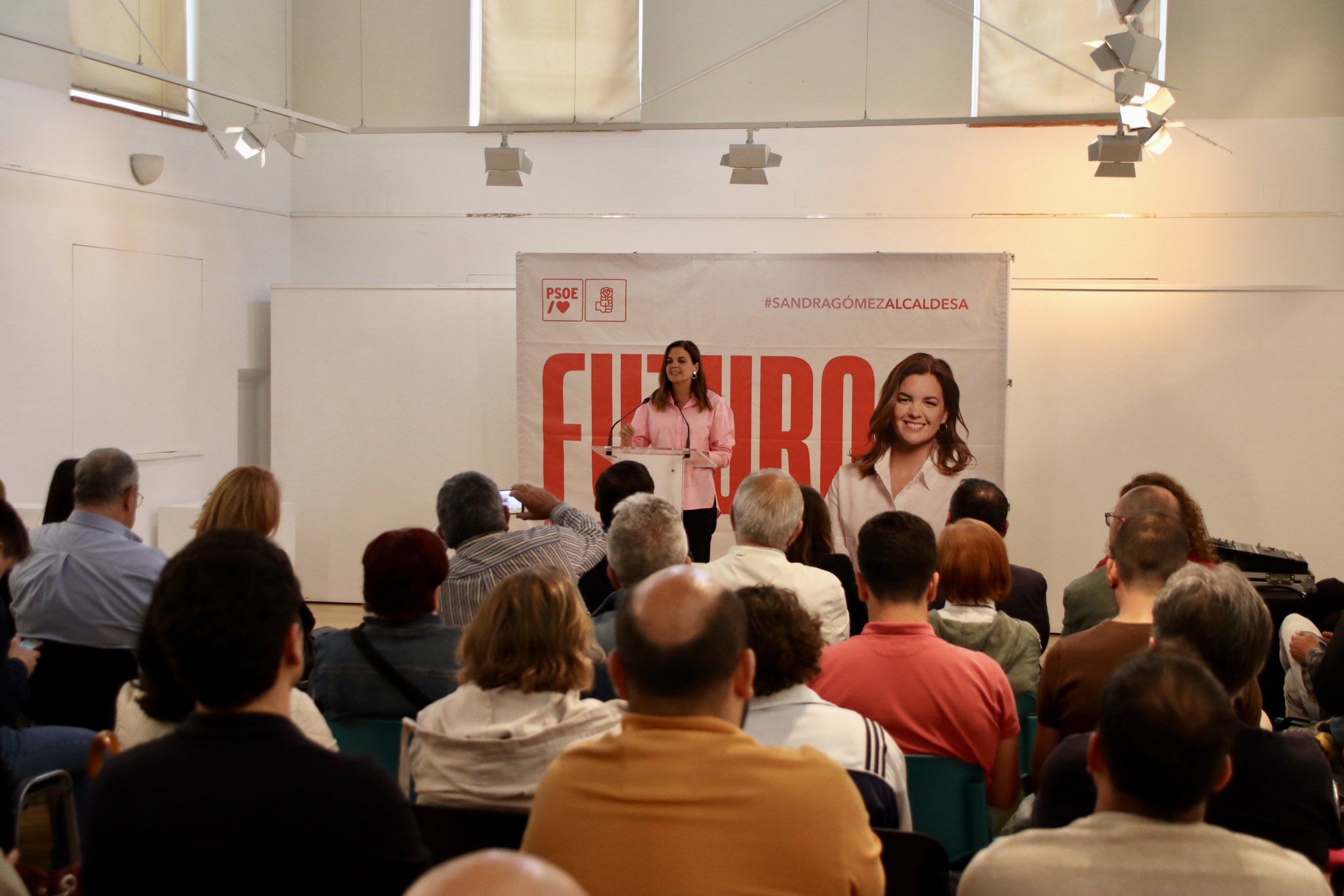 Sandra Gómez, candidata a la Alcaldía de Valencia que ha sufrido la baja de un miembro de su lista, en un acto electoral.