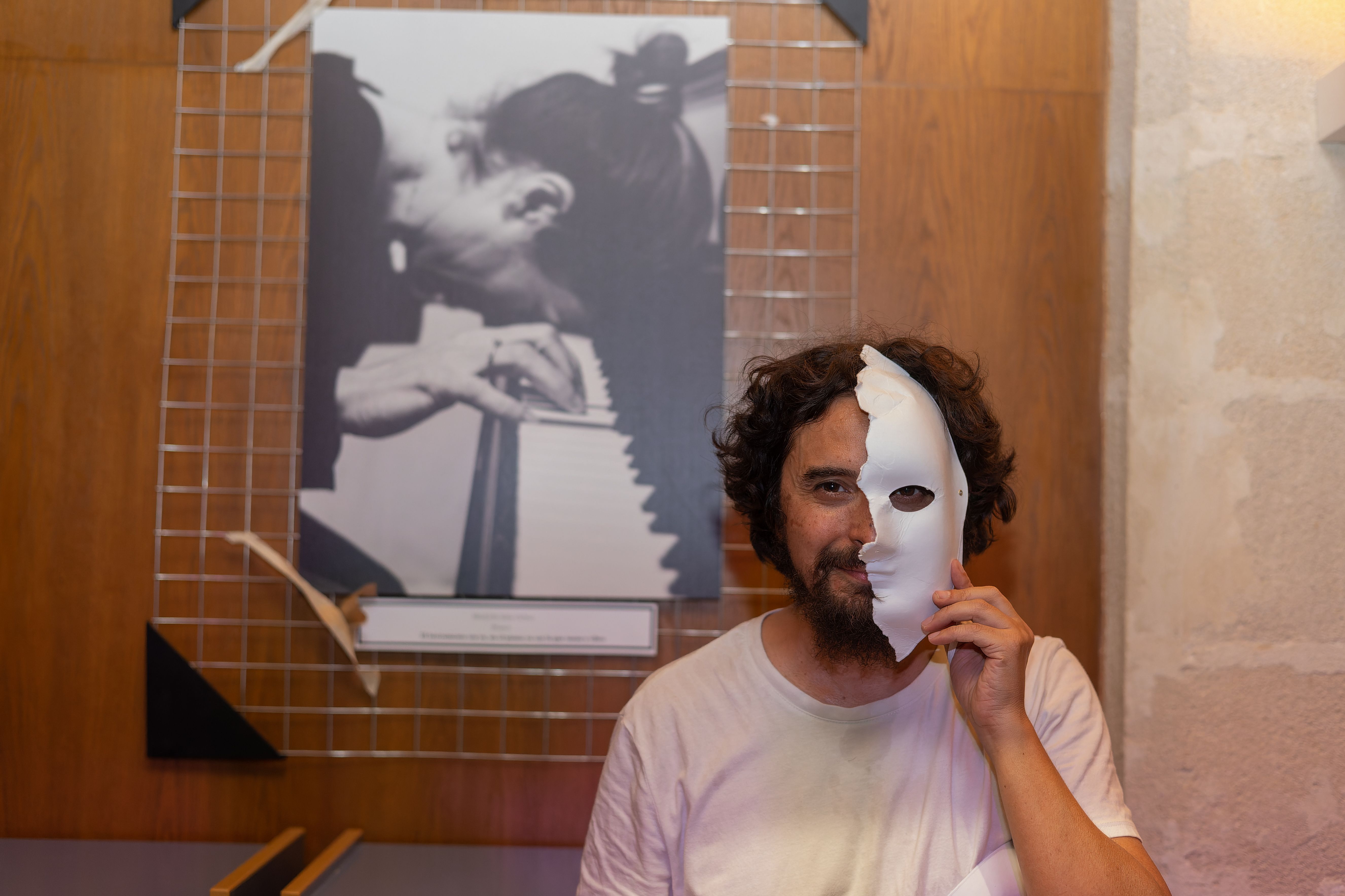 César Deneken, delante de una de sus fotografías en el Conservatorio Joaquín Villatoro.