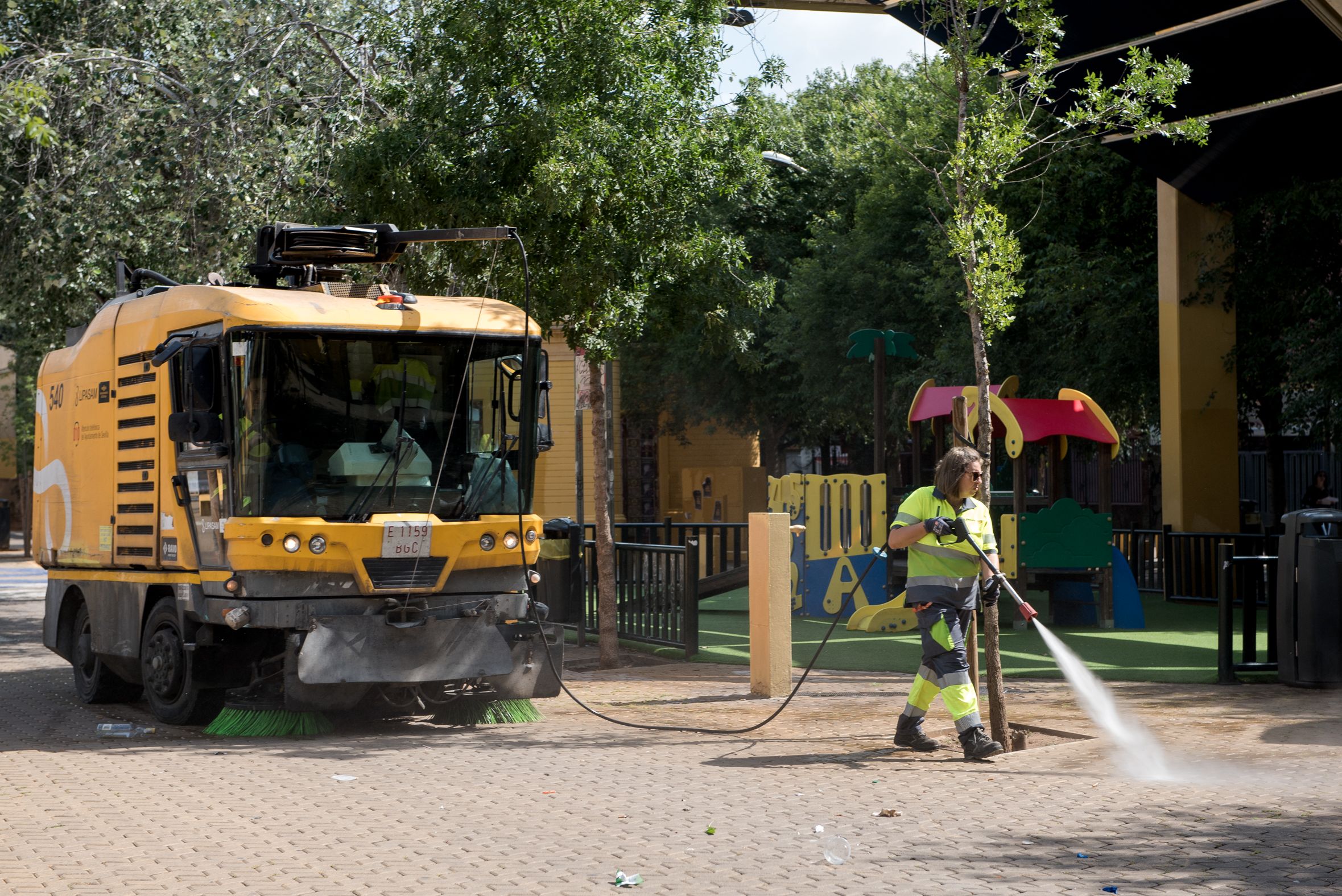 Limpieza especial en la Alameda de Hércules, en Sevilla.