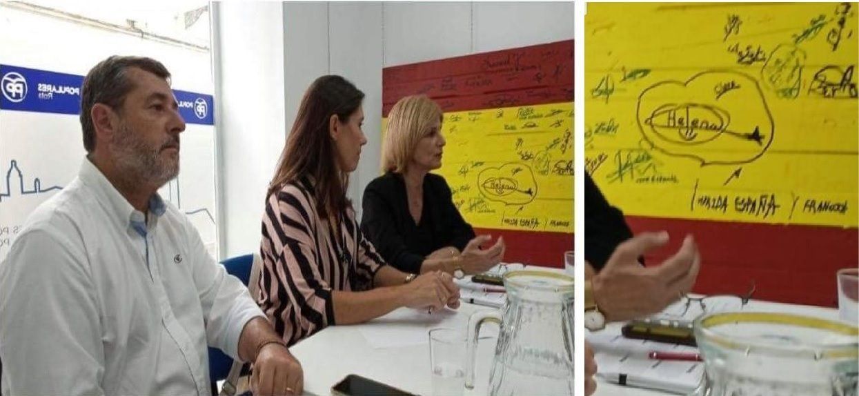 Rueda de prensa con la imagen de la bandera y los escritos en la misma.