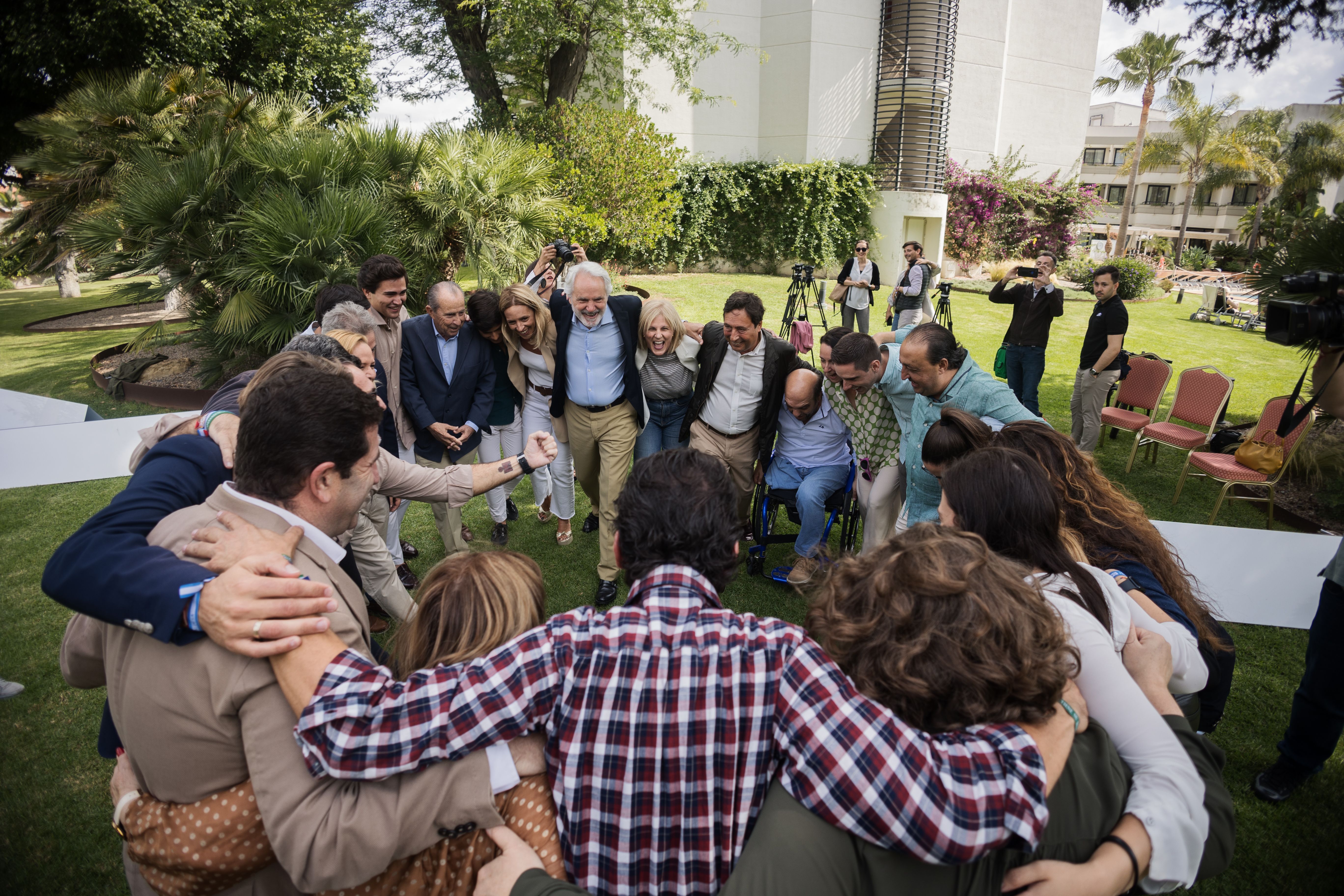María José García-Pelayo, candidata del PP, con miembros de su lista y afiliados.