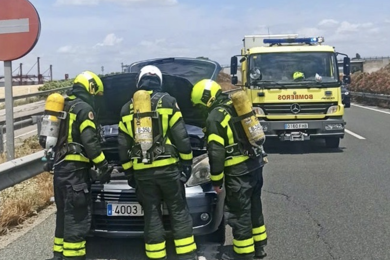 Intervención de los bomberos en un incendio de un vehículo en la autovía A4 en Jerez.