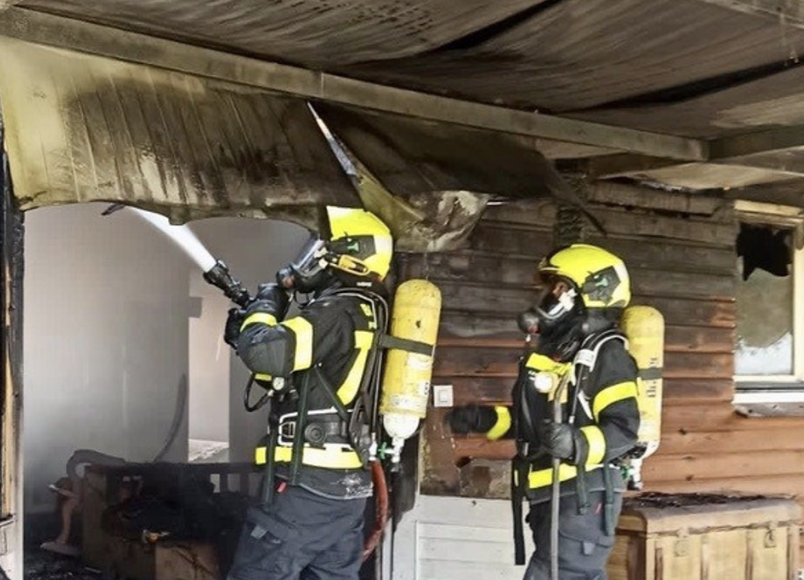 Un incendio calcina una casa prefabricada de madera en Cuartillos.