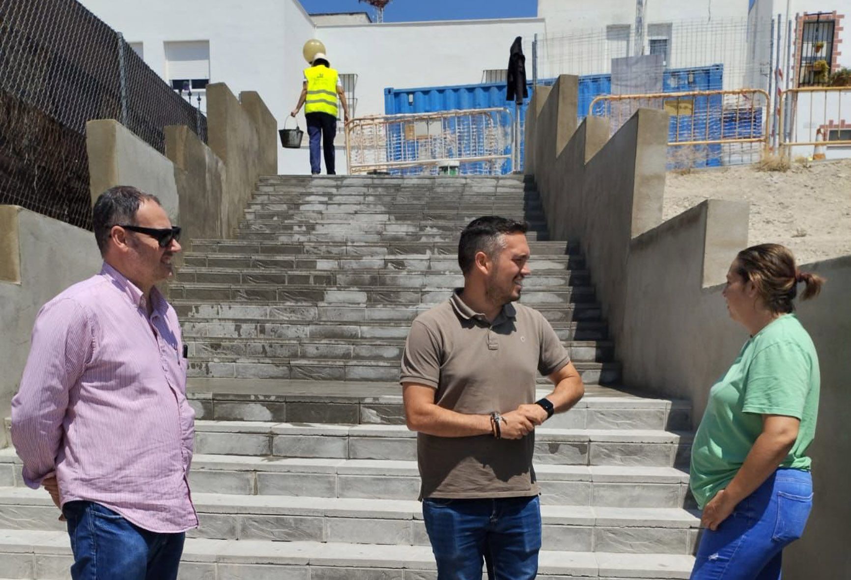 El delegado, Jesús Alba, durante una visita a Lomopardo donde se invierte en un paso peatonal.