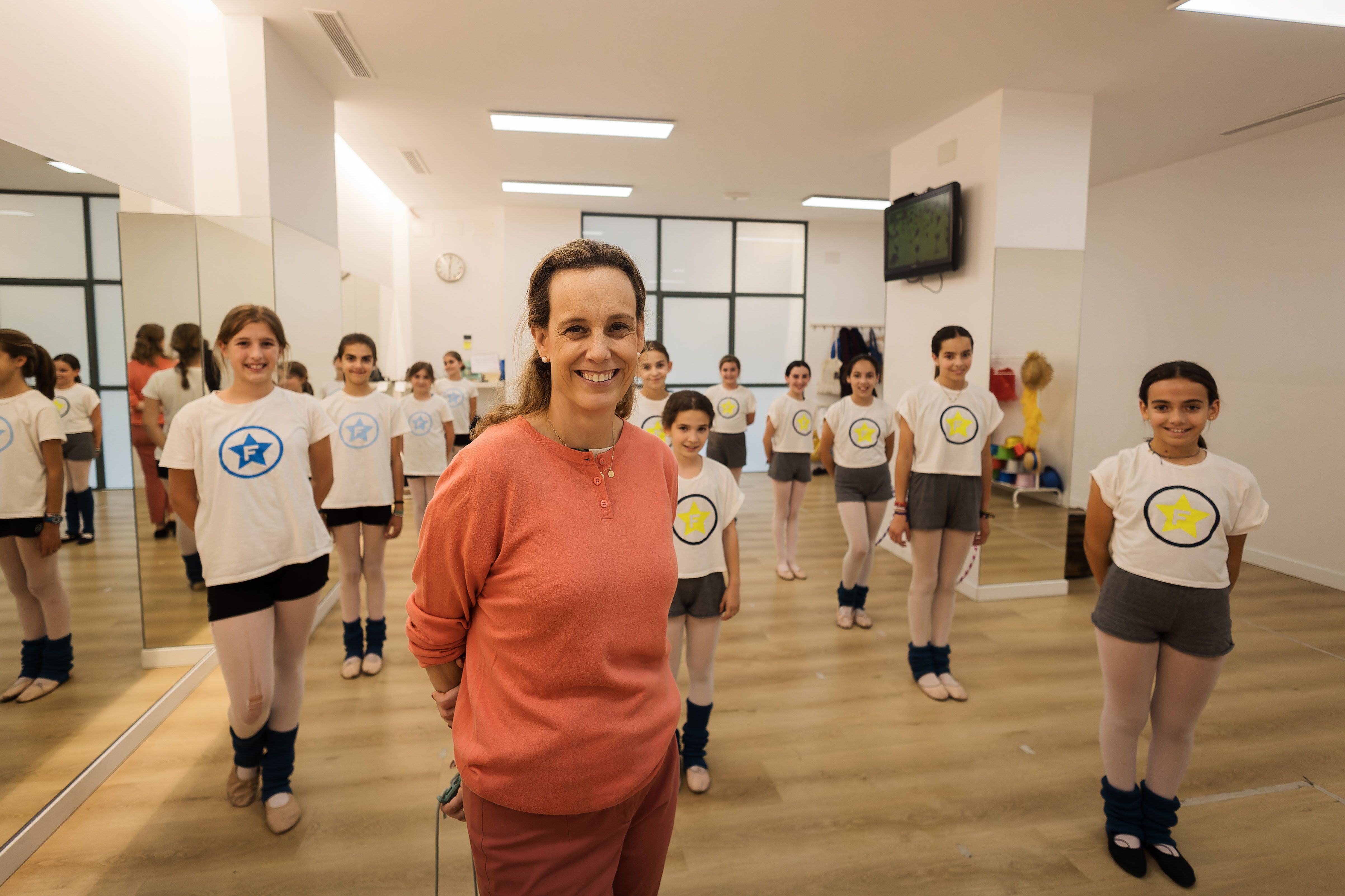 La barcelonesa Fredes Insa, posando en su academia con varias alumnas.