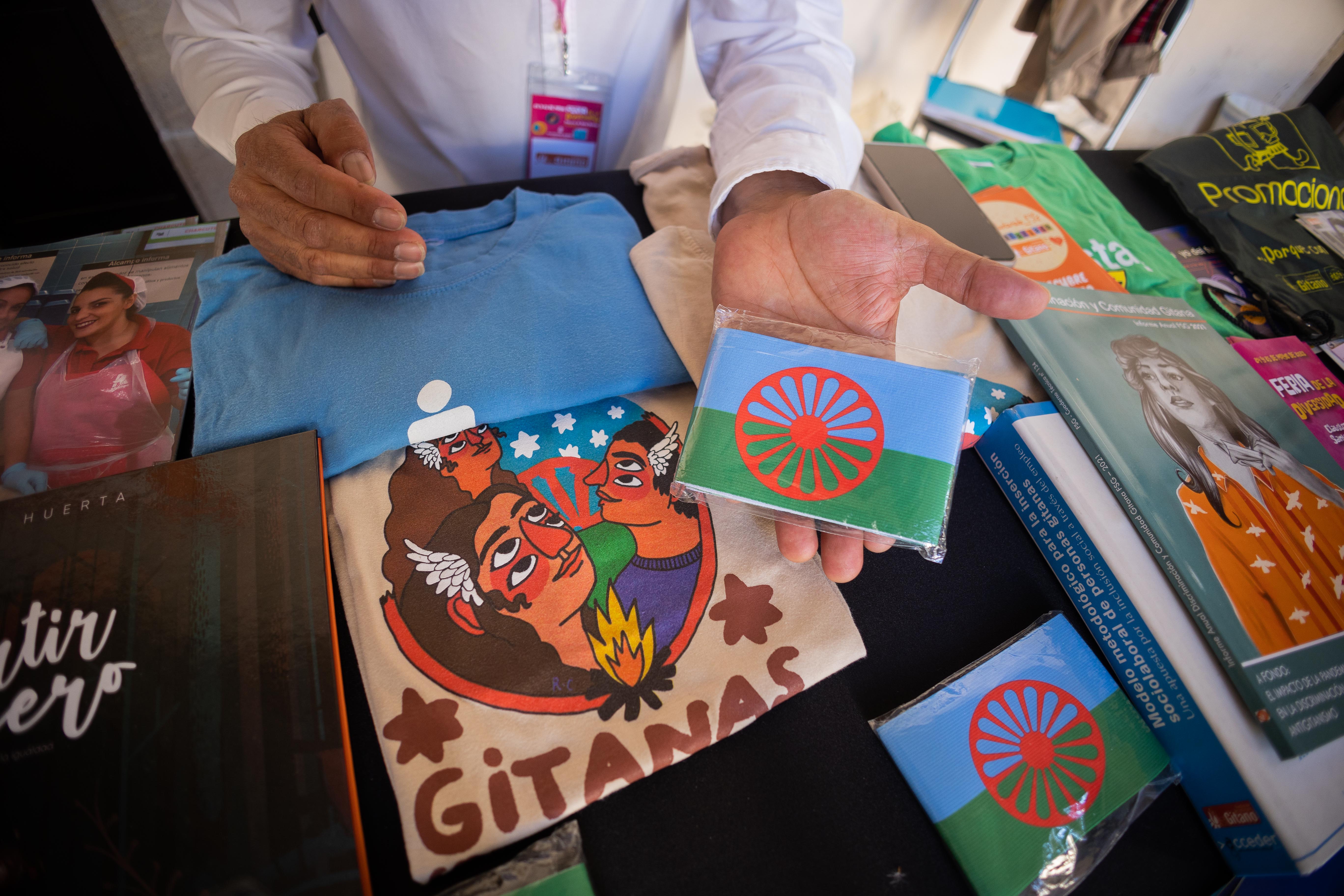 Símbolo del pueblo gitano en una mesa del Secretariado Gitano.     MANU GARCÍA