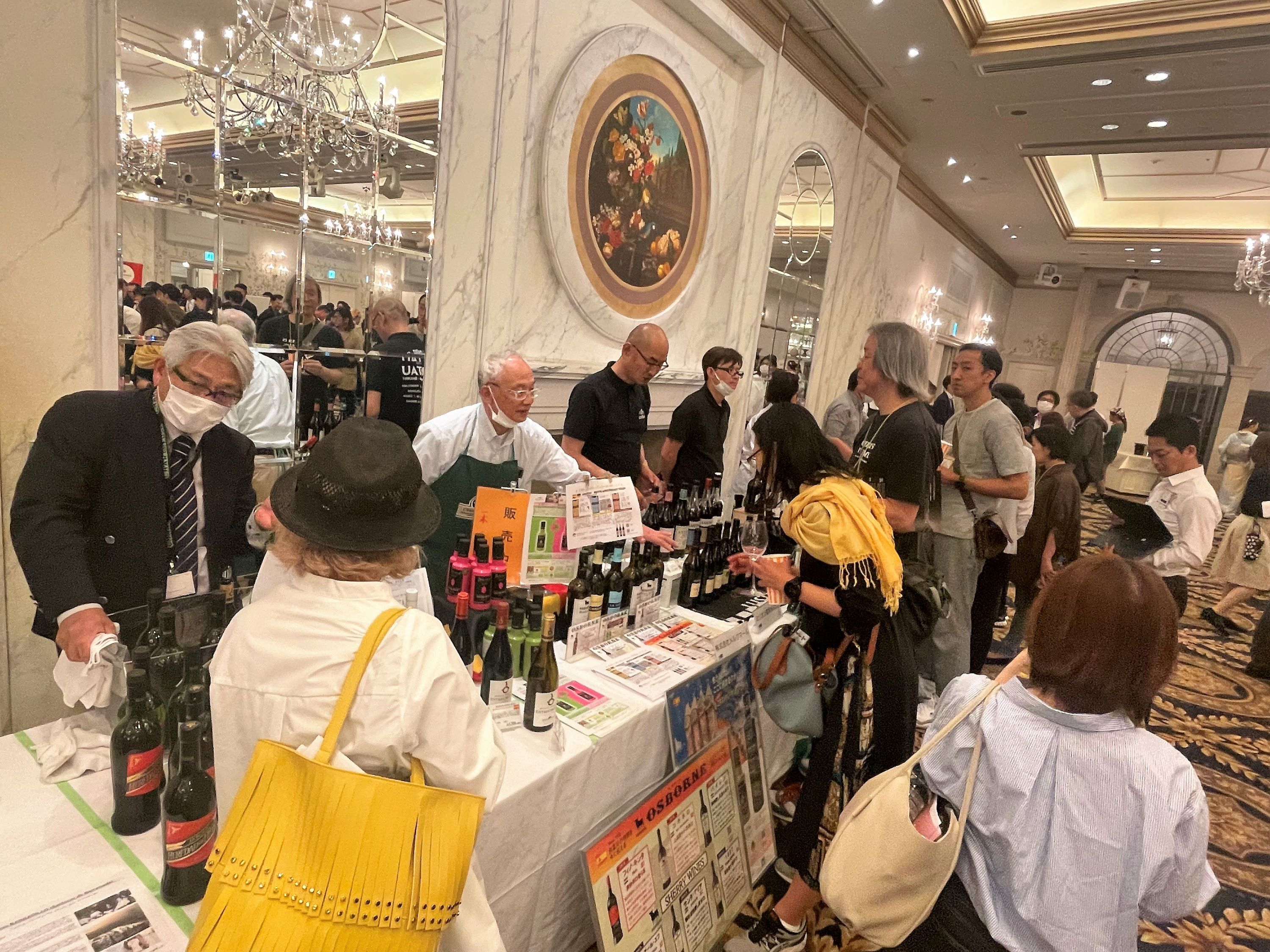 Desarrollo de la feria comercial de vinos en Osaka. 