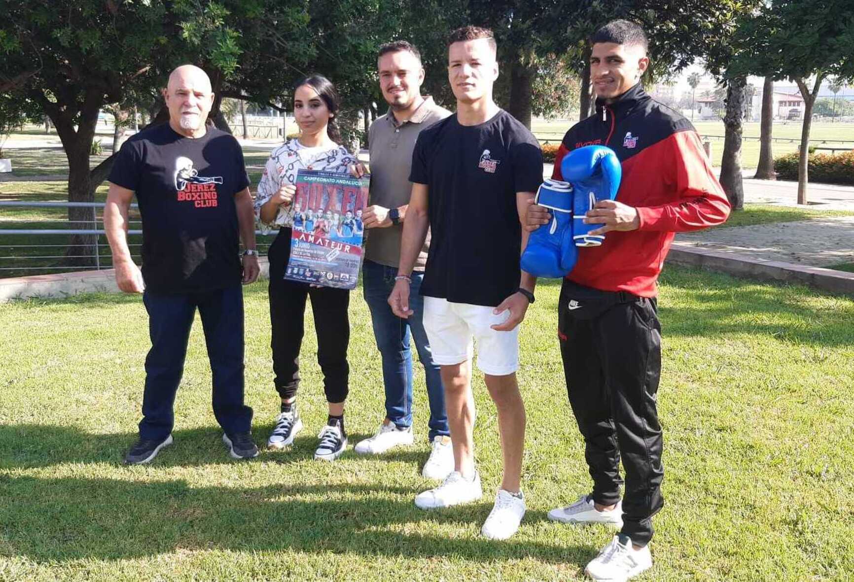 El delegado de Deportes Junto a organizadores y participantes en el campeonato. 