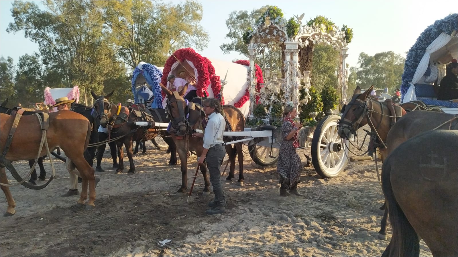 La carreta del simpecado llegando al Guaperal este viernes, lugar donde la hermandad pasará la noche. 