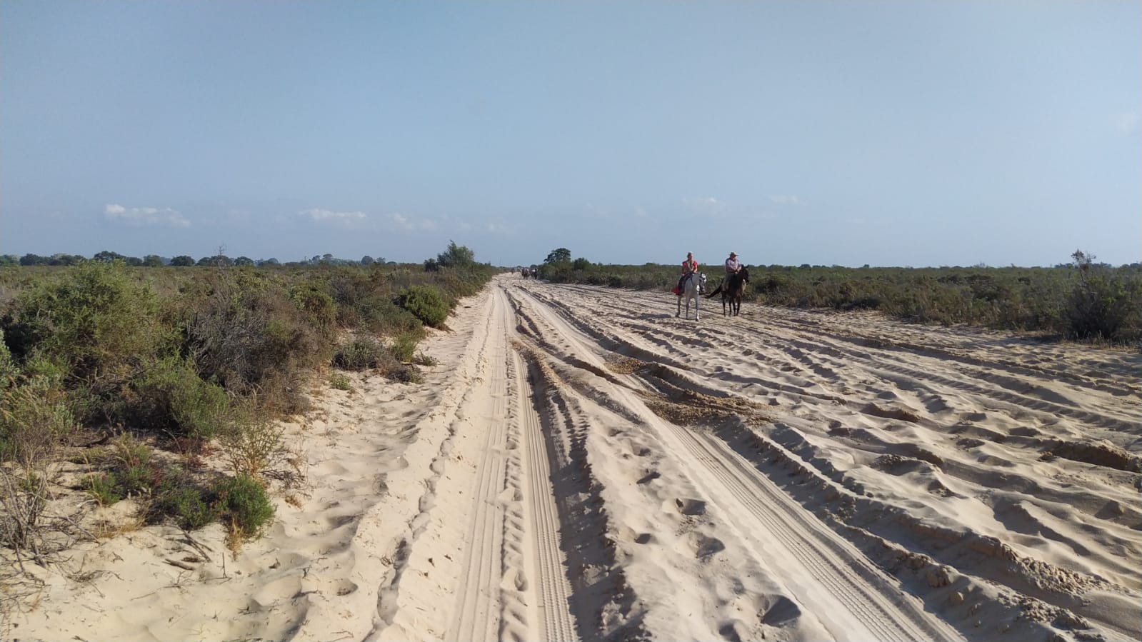 Cabalistas, este viernes, transitando por la raya o cortafuego.