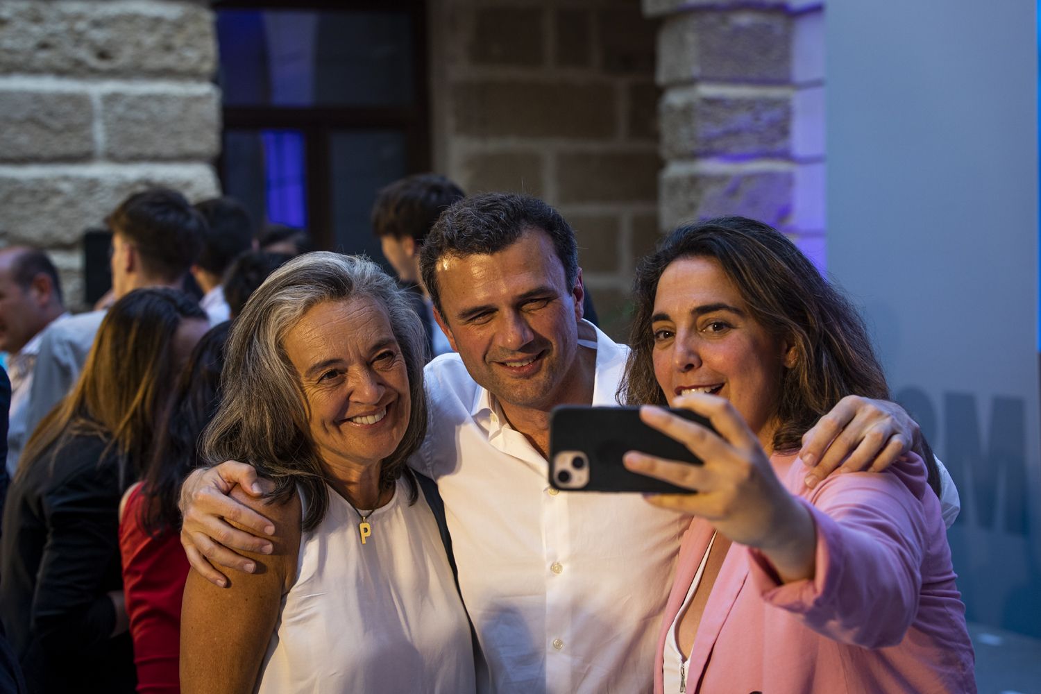 El candidato popular por Cádiz, haciéndose una foto.   GERMÁN MESA