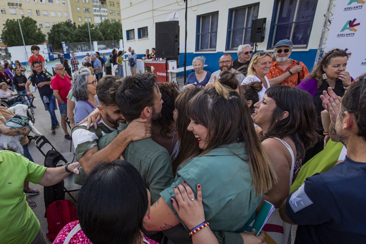 Abrazos al término del cierre de campaña de Adelante.   GERMÁN MESA