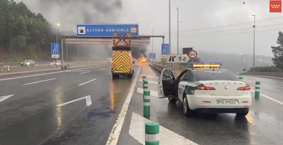 Arde una ambulancia con tres pacientes y dos acompañantes dentro.