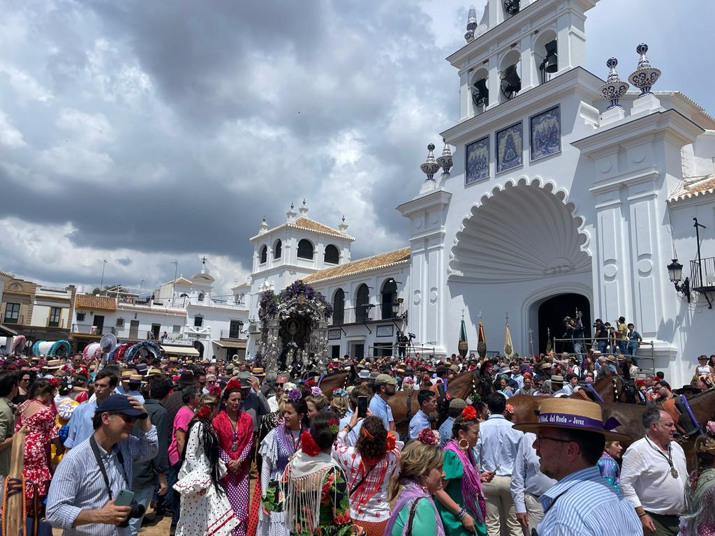 El simpecado de Jerez, este sábado, rodeado por una multitud de romeros en el momento de presentarse ante la Virgen.