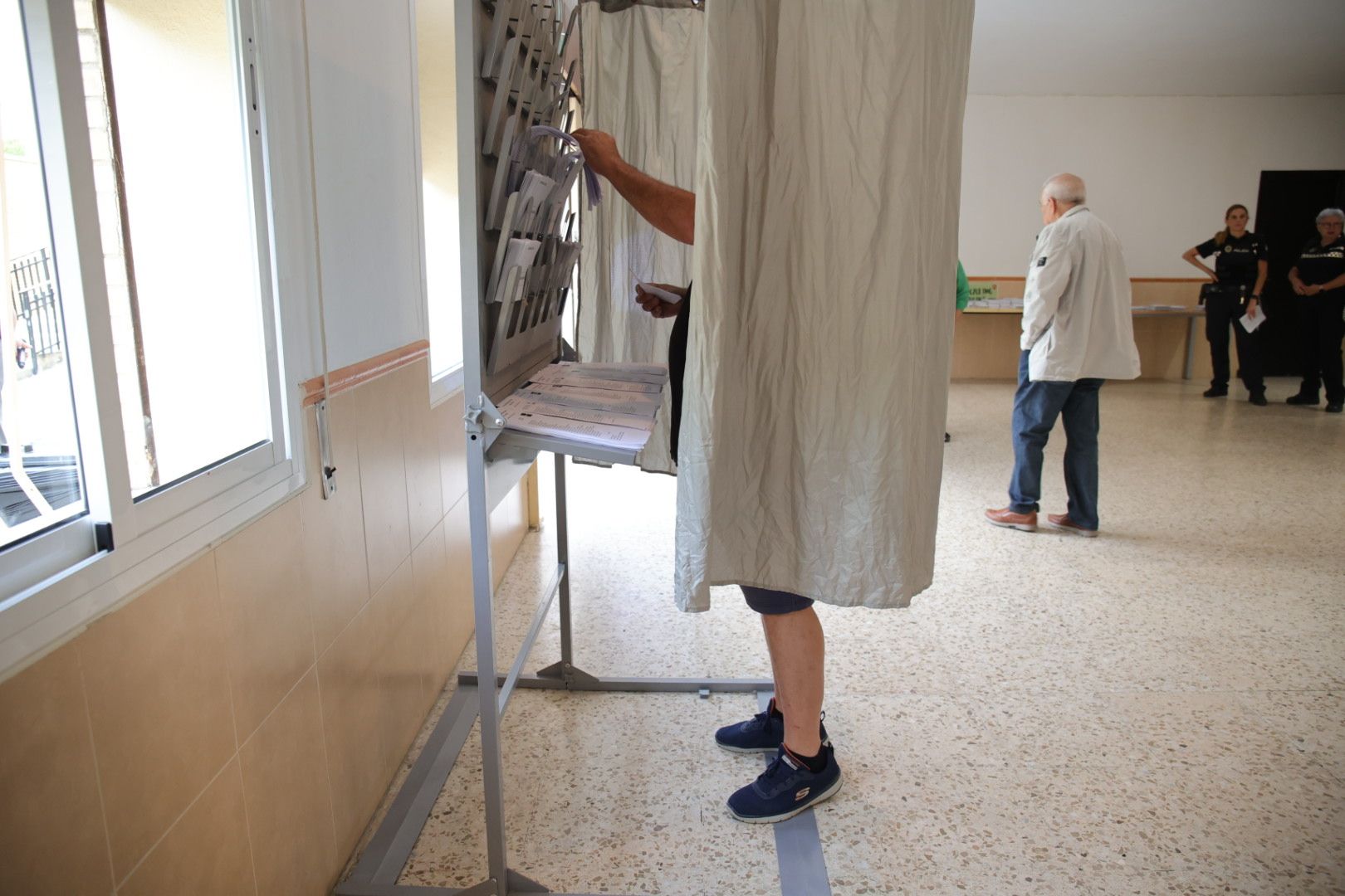Un hombre, votando en unas pasadas elecciones.