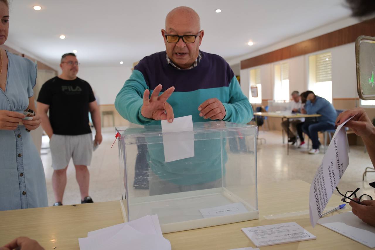 Un ciudadano vota en Jerez a primera hora de la mañana. La jornada electoral ya está en marcha.   JUAN CARLOS TORO