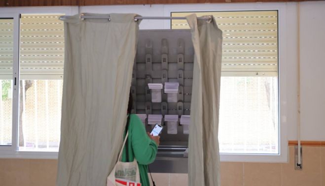 Papeletas para votar en un colegio de Jerez.   JUAN CARLOS TORO