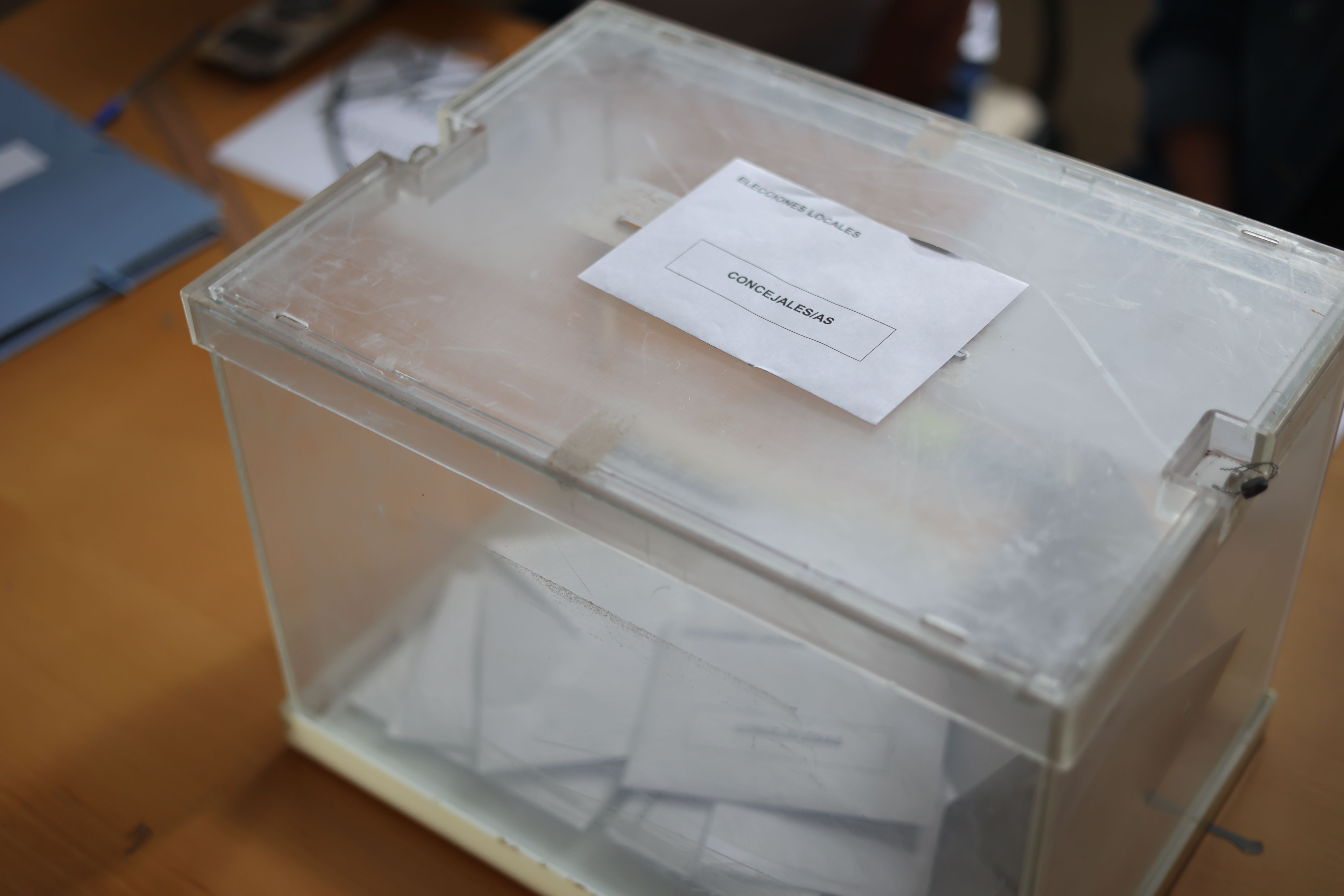 Una urna, en un colegio electoral. Adelante Andalucía denuncia que no hay papeletas en dos mesas de Algeciras.  MANU GARCÍA