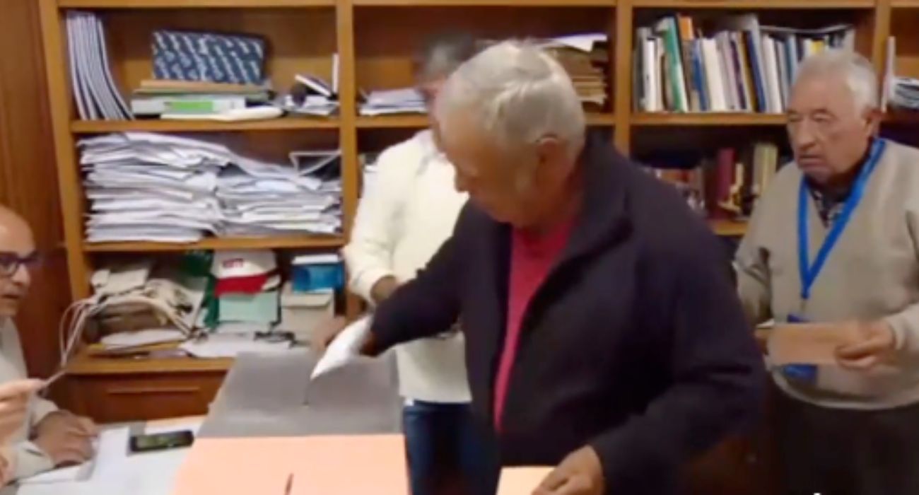 Votación en Villarroya, el pueblo más rápido de España en votar.   RTVE