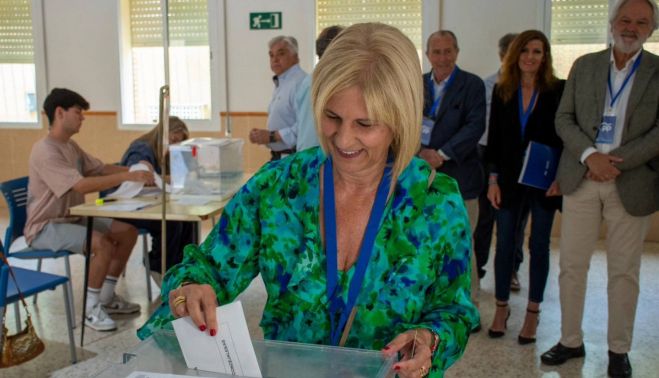 García-Pelayo, votando en el colegio María Auxiliadora.