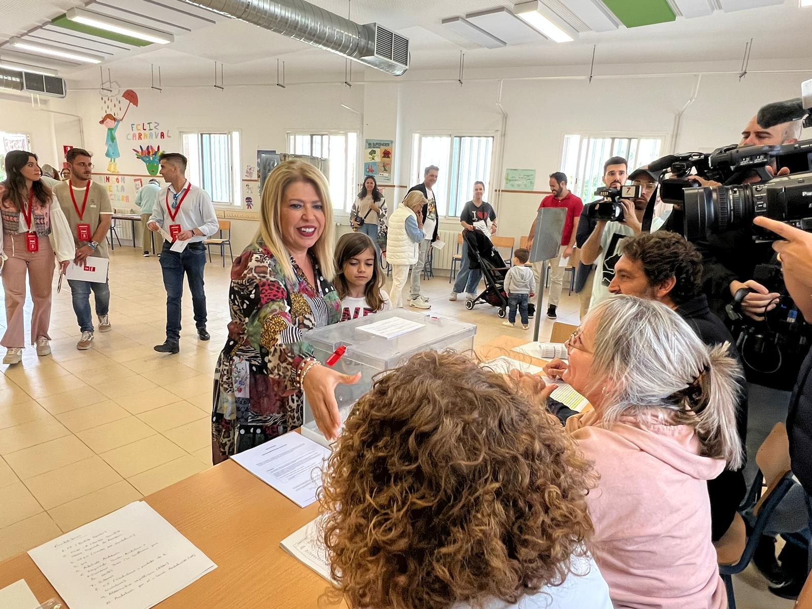 Mamen Sánchez, candidata del PSOE a la Alcaldía de Jerez, votando en el colegio San José Obrero.