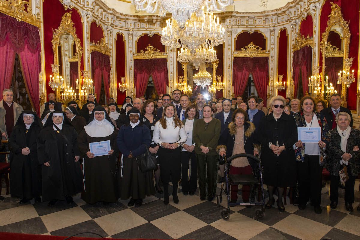 La presidenta de Diputación, Irene García, con representantes de las congregaciones religiosas.