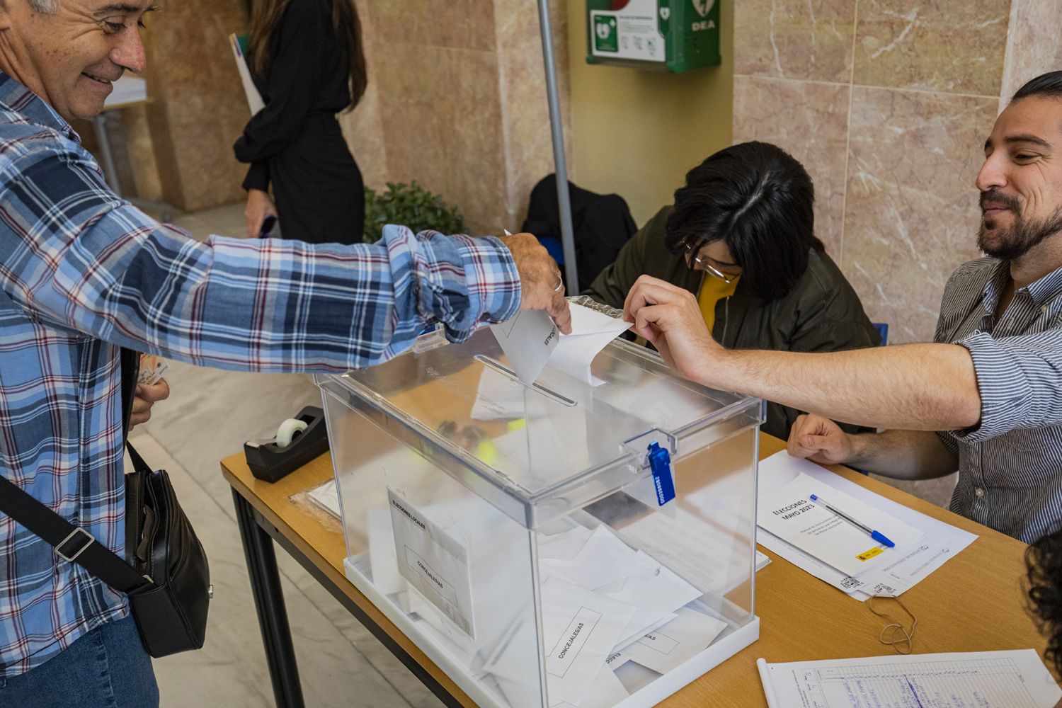 Imagen de una de las mesas electorales en Cádiz este 28M.