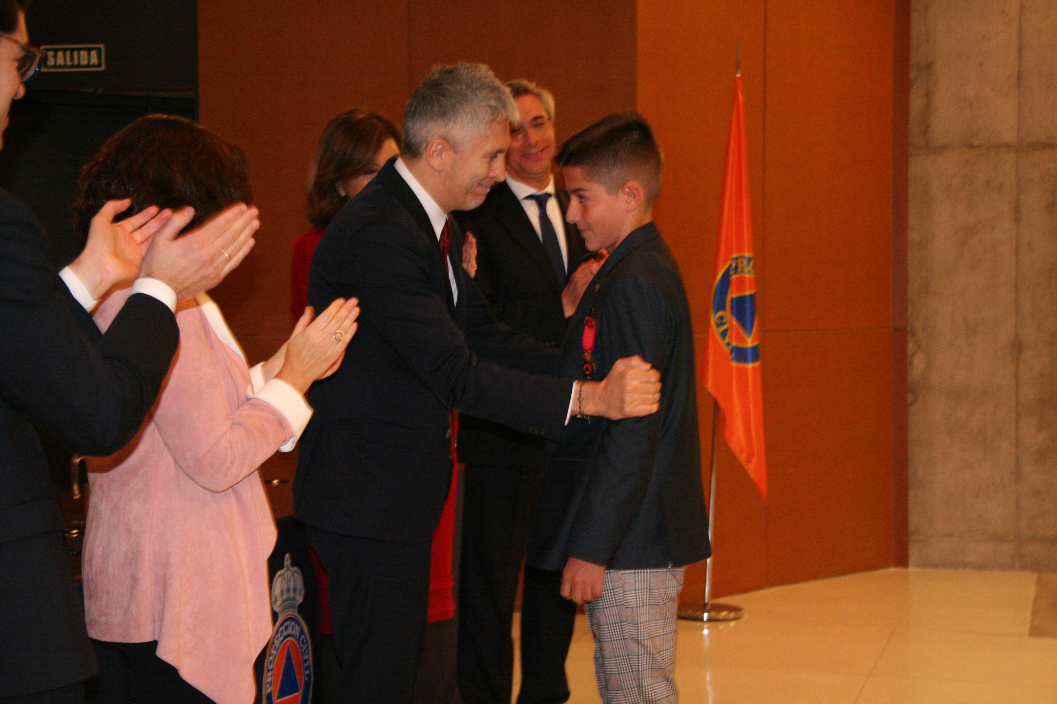 Cristian Fernández, recoge la medalla de manos de Fernando Grande Marlaska. (Protección Civil)